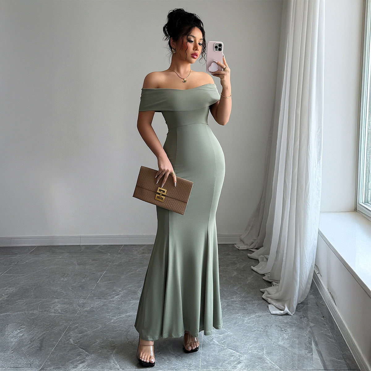 Robe à épaules dénudées