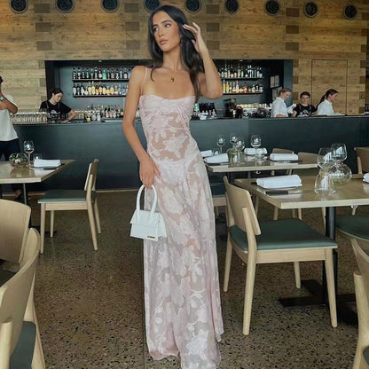 Robe à bretelles en dentelle et fleurs