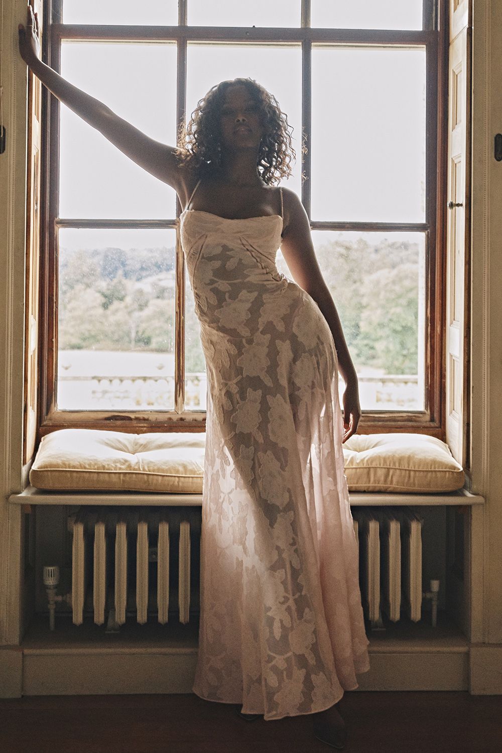 Robe à bretelles en dentelle et fleurs