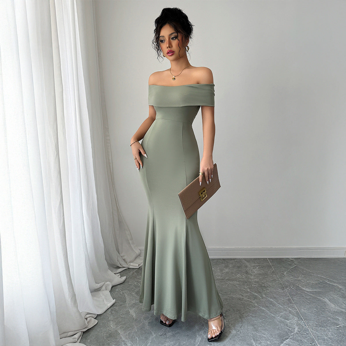 Robe à épaules dénudées