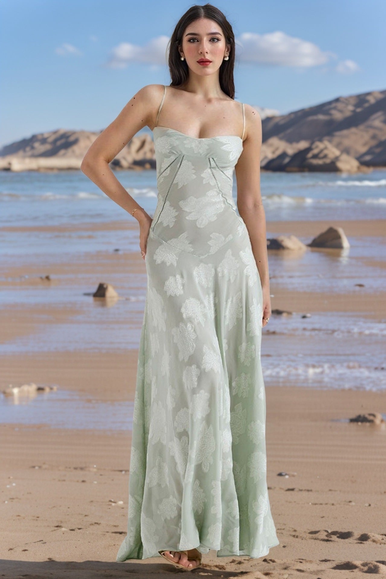 Robe à bretelles en dentelle et fleurs